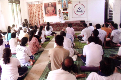 Erste Initiierung mit Acharya Satyananda im Ashram Dehiwali in Sri-Lanka