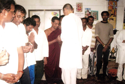 Acharya Satyananda verteilt Prasad während der Initiierung vom 22.-23. Oktober 2011