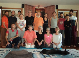 Durga Ahlund, M. G. Satchidananda e i partecipanti al Kriya Hatha Yoga Teacher Training, Ashram in Quebec - 1 Settembre 2014 (click image to enlarge)